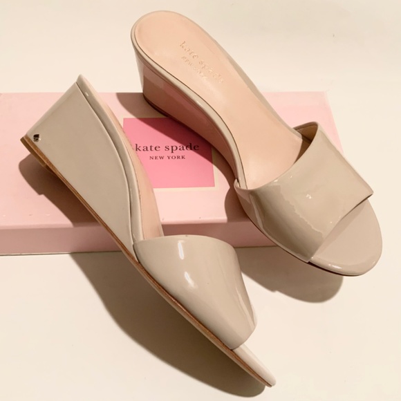 KATE SPADE Willow Wedge Slip-on Sandal Beige Patent Leather Mule Pumps 7 - Picture 10 of 11